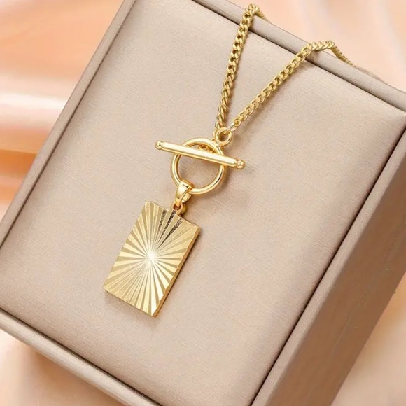 18K Gold Plated Pendant Necklace - Picture 2 of 3